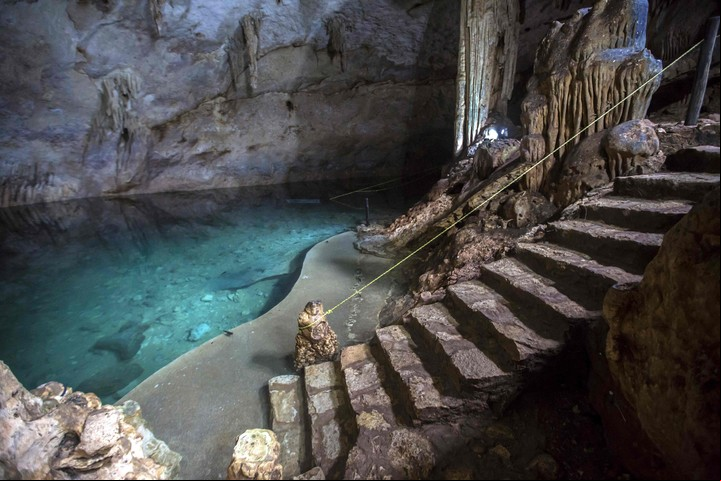 Cenote en la municipalidad de Homun. Foto HUGO BORGES / AFP