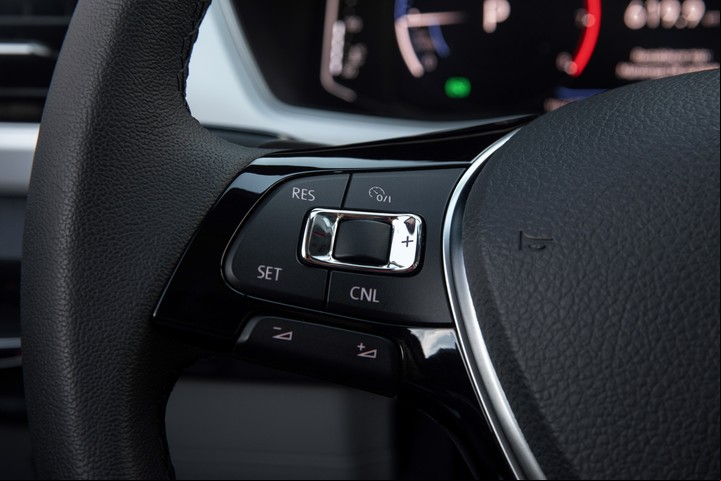 El control de velocidad crucero del Volkswagen T-Cross 200 TSI no es adaptativo, como en el Nivus.