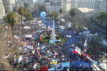 En estado de alerta por la crisis, los movimientos sociales marchan por San Cayetano