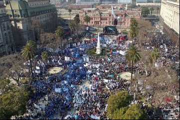 San Cayetano: multitudinaria marcha de los movimientos sociales desde Liniers a Plaza de Mayo