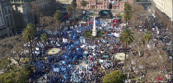 Piqueteros y sindicalistas salen a la calle a desafiar a Milei en medio de las denuncias por corrupción por los planes sociales