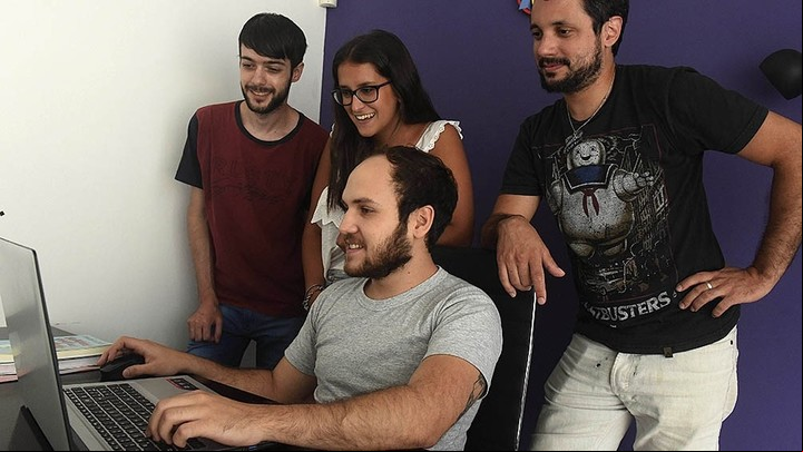 Entre otras cosas, las habilidades blandas hacen que una persona se relacione y comunique de manera efectiva con otros. Foto: Télam