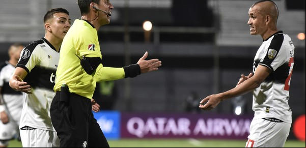 VAR, polémica con Fernando Rapallini y un jugador hospitalizado en Olimpia - Flamengo por la Copa Libertadores
