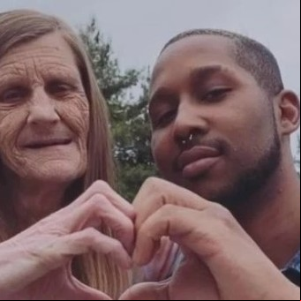 "Tengo 24 años y me acabo de comprometer con una abuela de 61, no me importan los haters"
