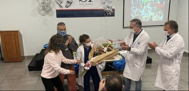 Tras la emotiva bienvenida, la Peque Pareto ya empezó a trabajar como médica en el Hospital de San Isidro