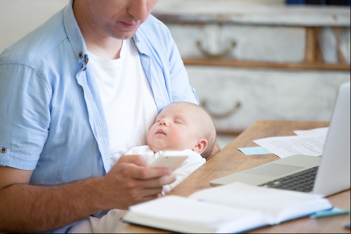 La reducida licencia por paternidad, una de las principales cuestiones a modificar. Foto ilustración Shutterstock.