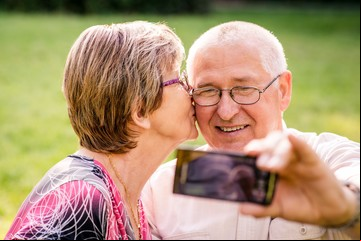 "Matchear" a los 70: cómo es la experiencia de buscar pareja online