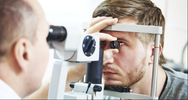 La salud ocular se debe supervisar con un médico.