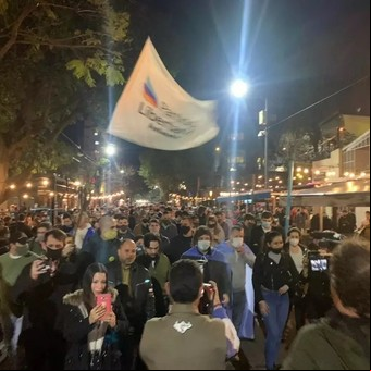 "Tienen miedo, los zurdos tienen miedo", el desafiante cantito de los seguidores de Javier Milei en sus recorridas