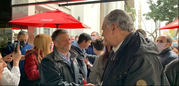 El inesperado cruce entre dos candidatos rivales en las PASO: apretón de manos y reclamo para no "ningunearse"