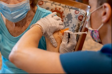 Estados Unidos aprobó la primera vacuna del mundo contra la bronquiolitis