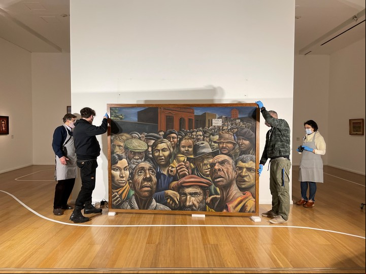 Personal manipula Manifestación, una de las obras emblemáticas de Berni. / Archivo Clarín