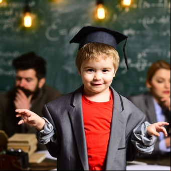 Creó una Escuela para padres para enfrentar la "mimetización masiva de los hijos" con sus cuidadores