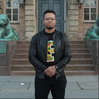 La historia del joven de raza negra elegido mejor estudiante de una universidad por primera vez en 274 años