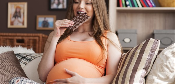 Beneficios y riesgos del chocolate negro durante el embarazo y la infancia