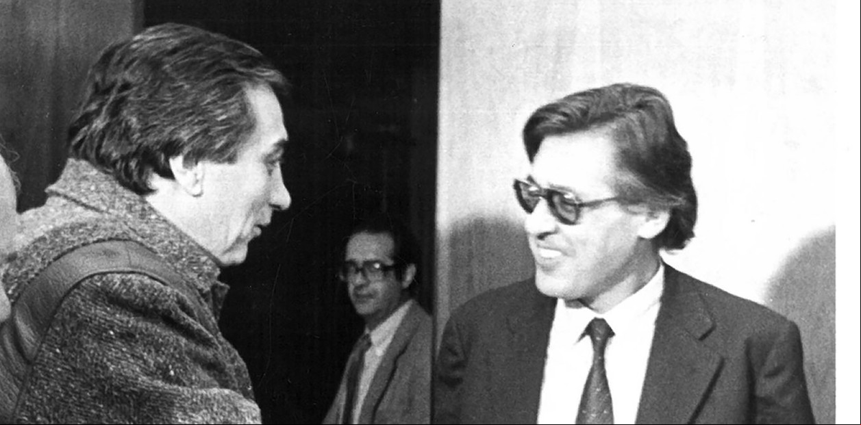 Saúl Ubaldini y Juan Sourrouille, al fondo, observador, aparece Juan Carlos Torre.