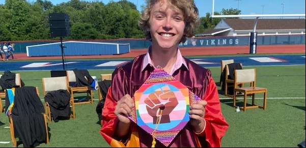 Un estudiante quiso hablar sobre su identidad queer y le apagaron el micrófono