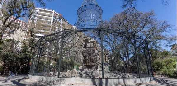 El ornamento de Plaza de Mayo que terminó como jaula de cóndores en el zoológico y que ahora fue restaurado