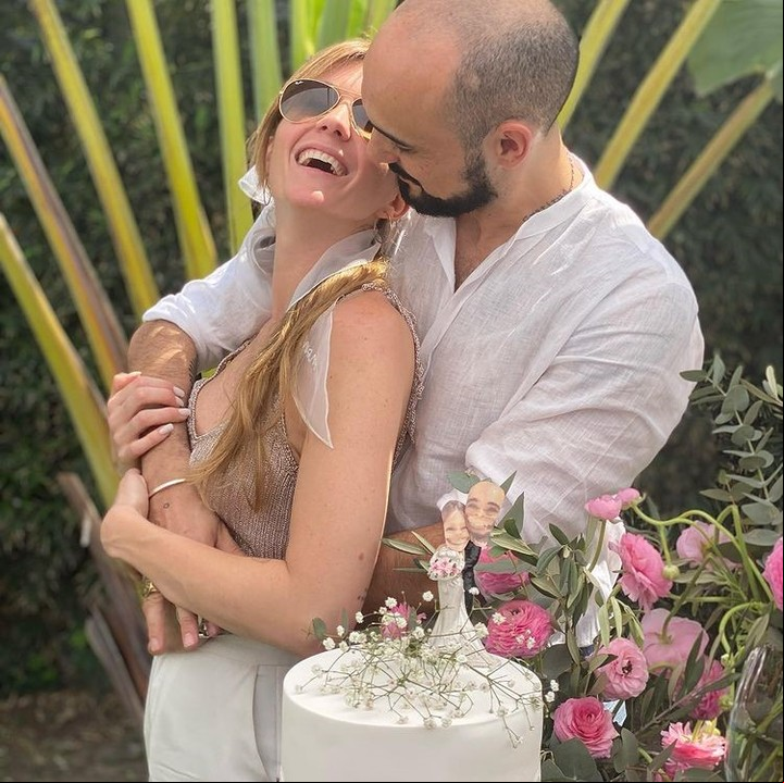 Abel Pintos y Mora Calabrese cortaron torta en la ceremonia íntima. Foto: Instagram.