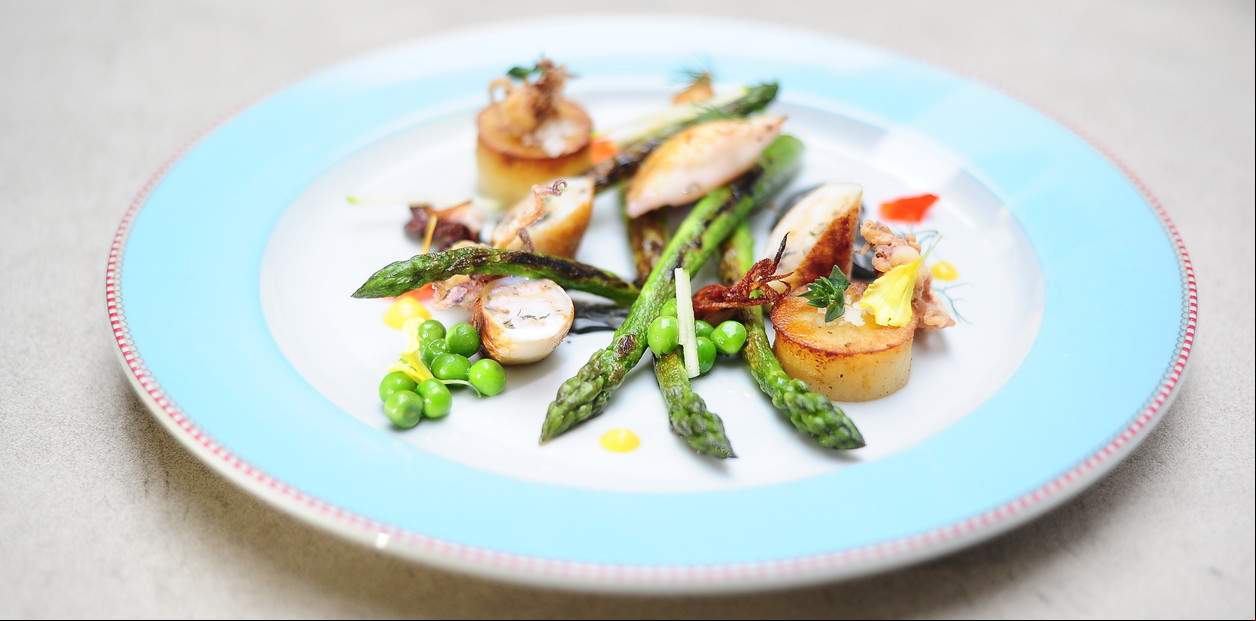 Receta de Espárragos grillados, chipirones y alioli de sepia