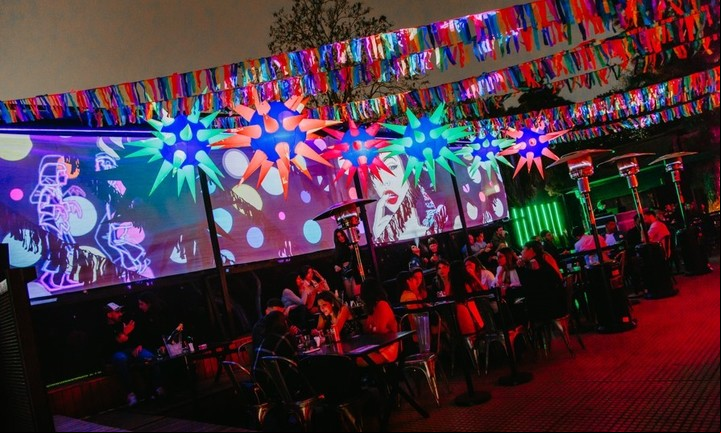 La noche outdoors de La Mala.