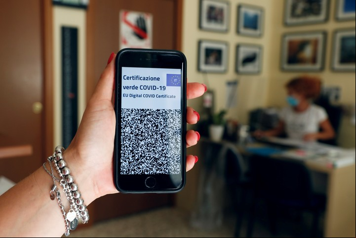 Italia vuelve a vivir con el Pasaporte Sanitario en la mano o en el teléfono celular. Foto: Reuters