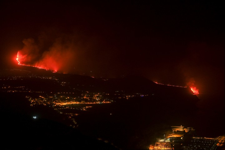 La colada de lava que emerge de la erupción volcánica de La Palma llega al mar. Foto: EFE