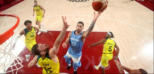 Luca Vildoza vuelve a la NBA: jugará los playoffs para los Milwaukee Bucks