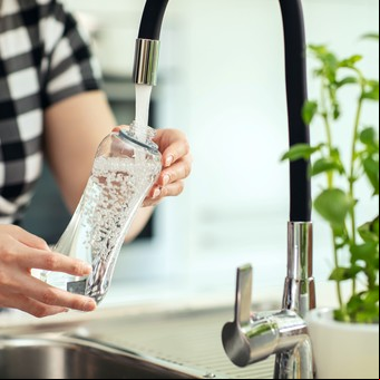 ¿Cuánta agua por día necesitamos tomar realmente?