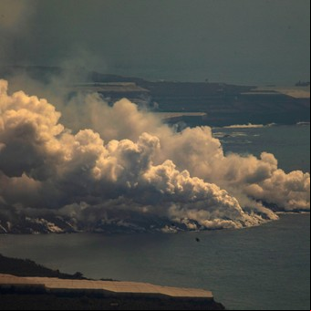 Volcán en Canarias: impresionantes imágenes del impacto de la lava con el mar
