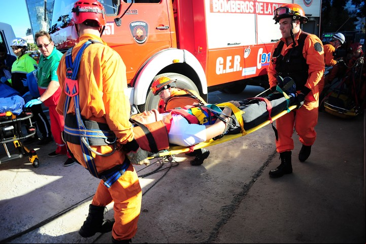 En el simulacro también se pondrá en práctica el salvamento de víctimas y su traslado a hospitales. Foto Germán García Adrasti