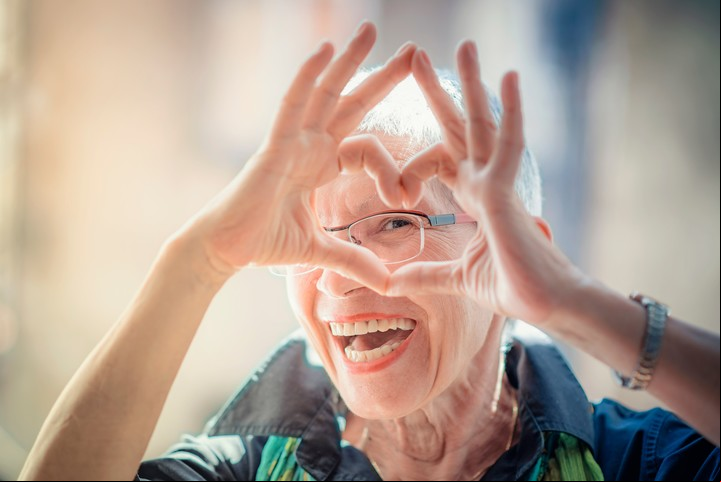 La risa es una aliada para envejecer con salud. Foto Shutterstock.