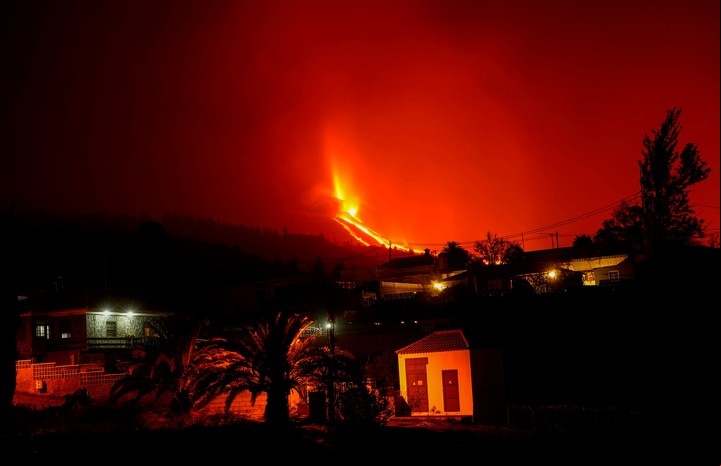 El cielo en Tacande de Arriba, en la isla de La Palma, rojo por la erupción del volcán Cumbre Vieja. Foto: REUTERS