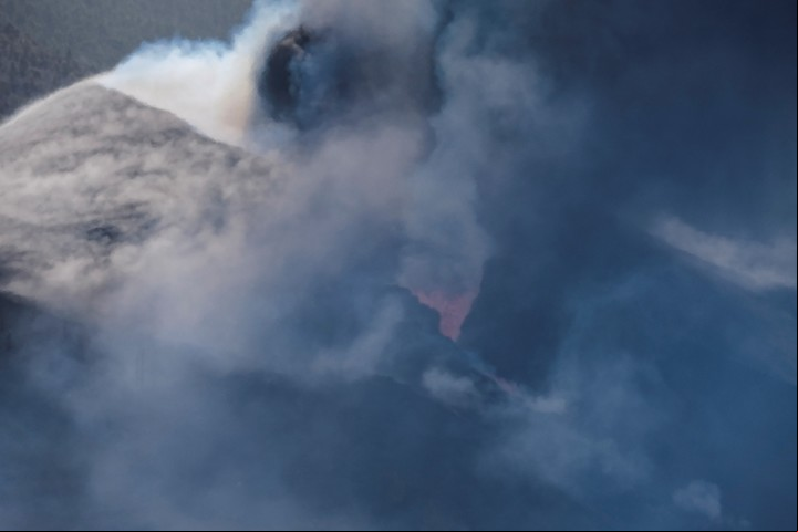 Pese al humo y las cenizas, los expertos afirman que la calidad del aire no es nociva para la salud en la isla La Palma. Foto: EFE