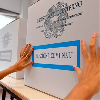 Dos escándalos golpean a la derecha en Italia, en medio de una elección crucial