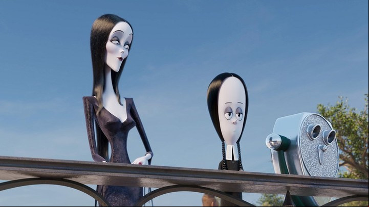 Morticia (voz de Charlize Theron en el original) y Merlina (Chloë Grace Moretz), recorriendo los Estados Unidos. Foto UIP