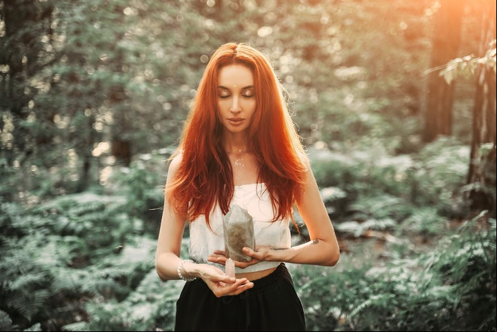 Los amuletos son objetos que se utilizan para protegernos de las energías negativas. Foto ilustración: Shutterstock.
