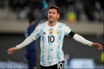 Un jueves con fútbol a toda hora para seguir por TV: definición en Europa, clásicos históricos y Messi en Paraguay