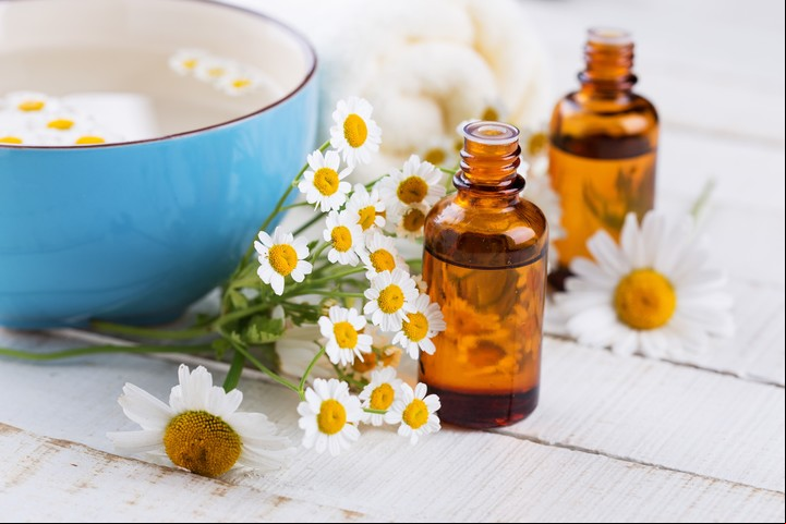 La manzanilla es una planta muy utilizada contra las ojeras por sus virtudes desinflamantes. Foto: Shutterstock.
