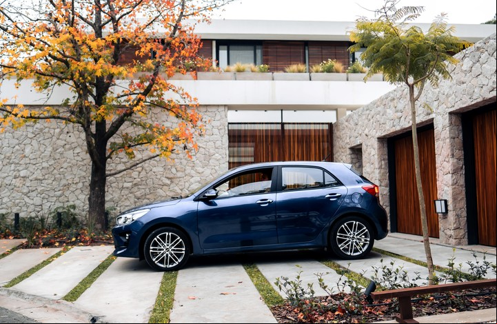 Las llantas del Kia Rio parecen más de un auto de marca que de un compacto de una empresa generalista.