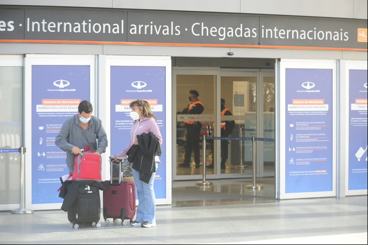 El Gobierno prohibió las cuotas en los pasajes al exterior. Cuáles son las opciones para financiarse. Foto: Luciano Thieberger