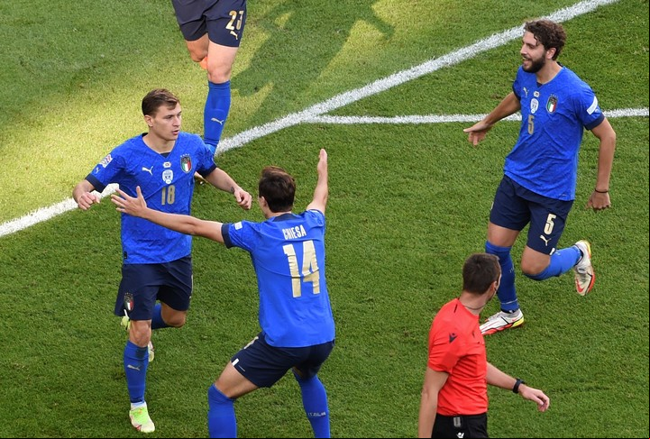 Barella recibe las felicitaciones de sus compañeros tras marcarle a Bélgica. Foto Massimo Rana/Pool Photo via AP