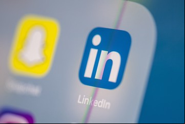 China censura: obliga a Apple a bajar una app del Corán y cierra Linkedin