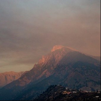 El volcán de La Palma sigue temblando y provoca una gran nube de cenizas