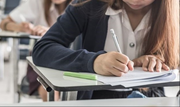 La alumna llegó a casa y le contó a su madre lo que había dicho el profesor. Foto ilustrativa.