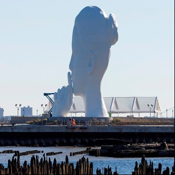 ¡Ssshhh silencio! Una imponente escultura de 22 metros de altura sorprende en Nueva York