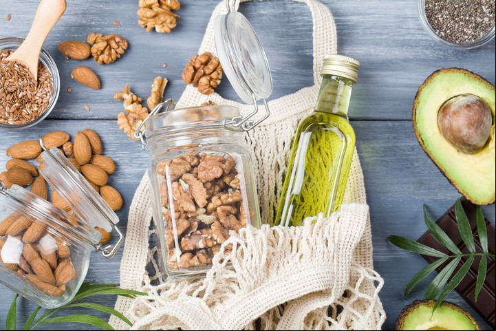 Los nutrientes de las nueces, como las vitaminas B y E, los ácidos grasos y los antioxidantes, ayudan al sistema inmunitario. Foto: Shutterstock