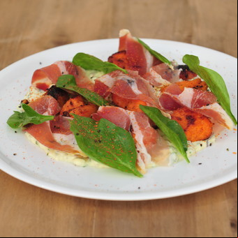 Boniatos con jamón crudo y vinagreta de huevo