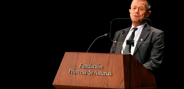 Emmanuel Carrère: "Cuanto más tiempo pasa, cada vez hay más riesgo de autocensurarse"