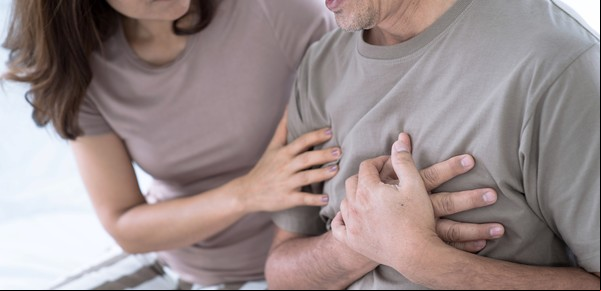 Qué hacer cuando duele el pecho al respirar: causas y prevención